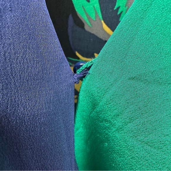Diane Von Furstenberg 100% Silk Crossover Tie Blouse Blue Green Black Floral - Picture 8 of 15